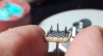 Micro-Sculptor’s Chess Set Small as Thumbtack